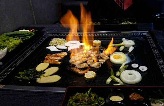 Black Stone BBQ là quán nướng người Hàn nổi tiếng với hình thức nướng đá.