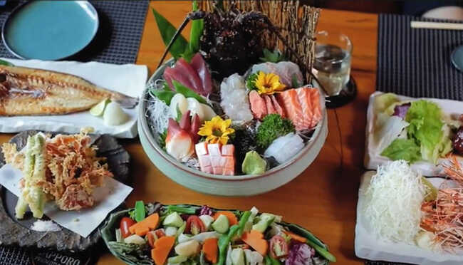 Sushi là món ăn đặc biệt của quán.