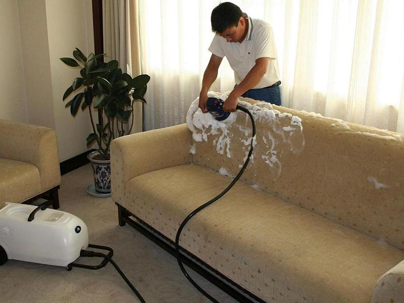 Sử dụng dung dịch làm sạch ghế sofa da như nào an toàn nhất