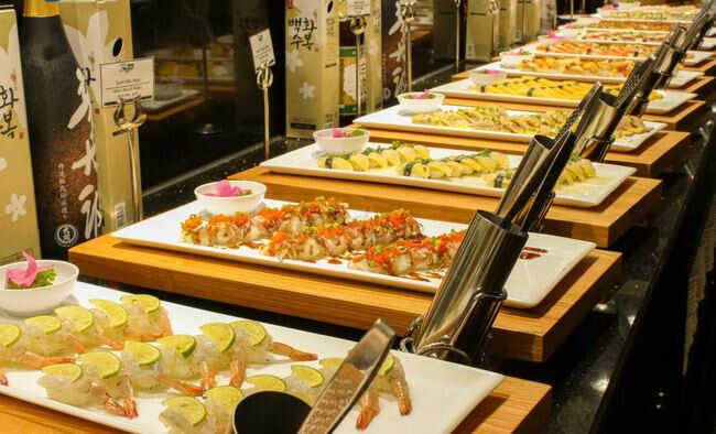 Sorae Sushi Sake & Lounge có Buffet dinner hấp dẫn.