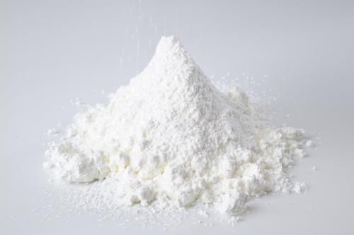 Xi măng trắng được sản xuất từ nguyên liệu đá vôi ít tạp chất và và đất sét