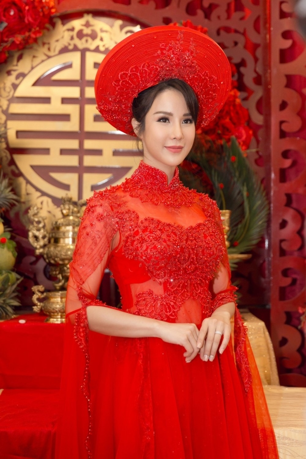 Nhã Phương đọ sắc cùng dàn mỹ nhân Việt với áo dài đỏ ngày rước dâu