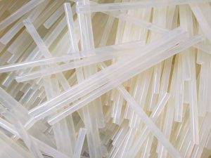 Keo nến có cách điện không?