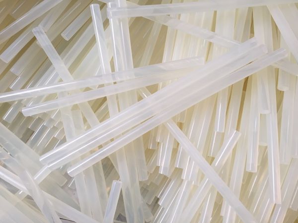 Keo nến có cách điện không?