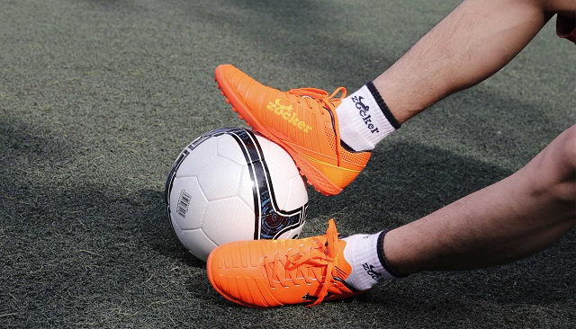 Cách Chọn Giày Đá Bóng Sân Cỏ Nhân Tạo