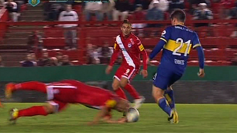 Dùng đầu truy cản bóng, trả giá bằng 3 chiếc răng