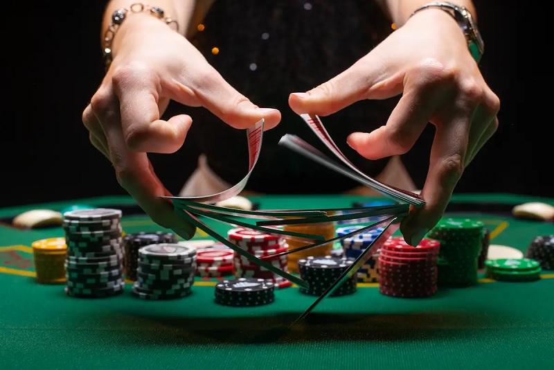 Bluff là gì? Chiến lược Poker bất bại với Bluff