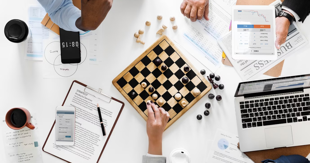 Chiến lược cạnh tranh là gì? Vai trò, sự khác biệt và các yếu tố ảnh hưởng