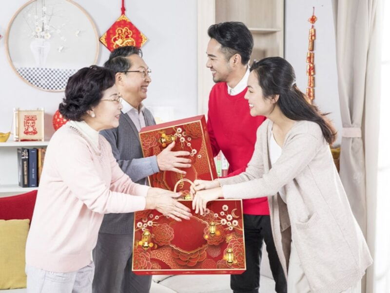 tặng quà tết bố mẹ vợ